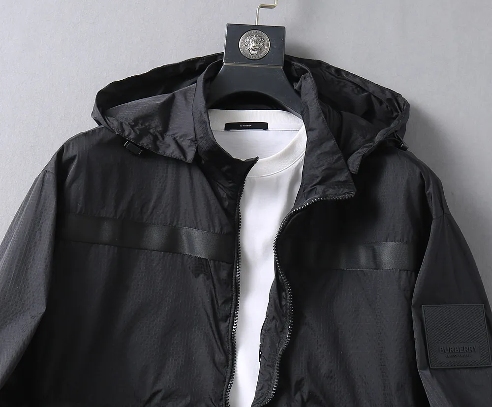 Burberry's 2026 early autumn counter New Arrival casual fashion jacket has an ultra-avant-garde design style, is delicate and comfortable, and is very lightweight and not easy to wrinkle. Multiple craftsmanship. The overall design is quite visual. The upper body is casual and stylish, with a certain degree of stiffness. It is definitely recommended for the temperament that is at the forefront of fashion. It is a must-have for urban leisure. Size M-XXXL